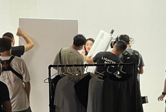 广告制片人否认张小斐耍大牌后回应，张小斐和艾伦演的电影叫什么名字