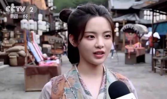 央视镜头下的杨超越接受采访，杨超越侯明昊参加的综艺叫什么