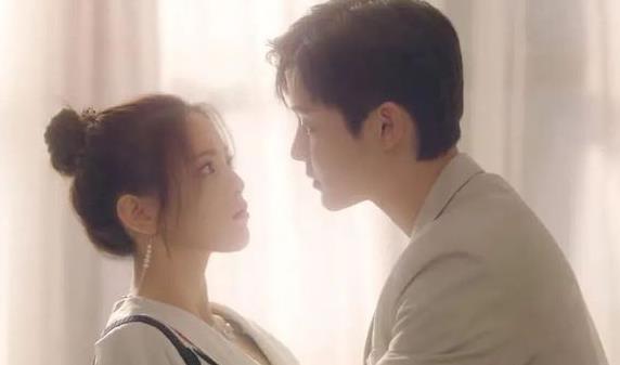 央视镜头下的杨超越接受采访，杨超越侯明昊参加的综艺叫什么