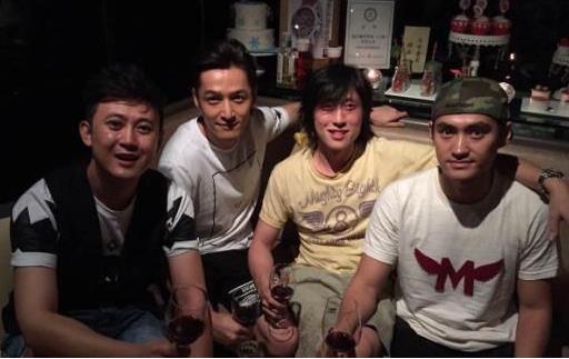 胡歌送袁弘花篮的落款是同寝胡歌，胡歌同届的同学