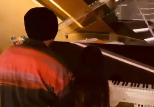 周杰伦和女儿弹钢琴,周杰伦几岁学钢琴