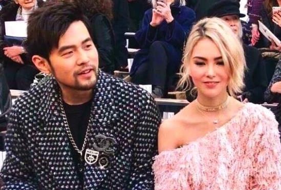 周杰伦和女儿弹钢琴,周杰伦几岁学钢琴