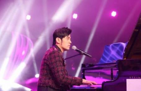 周杰伦和女儿弹钢琴,周杰伦几岁学钢琴