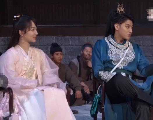 黄子韬说萌探少了杨紫不够完美,黄子韬和杨紫谁大