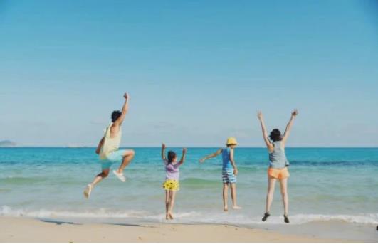 孙俪一家四口海边背影照晒出,孙俪出生于哪年及资料