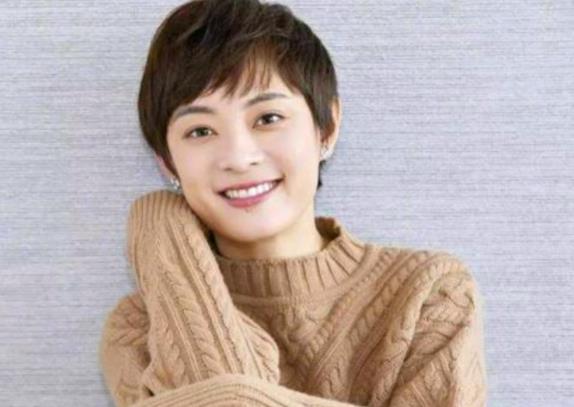 孙俪一家四口海边背影照晒出,孙俪出生于哪年及资料