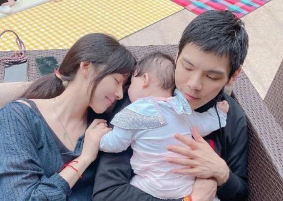 向佐晒郭碧婷与女儿合影,向佐郭碧婷怎么认识的