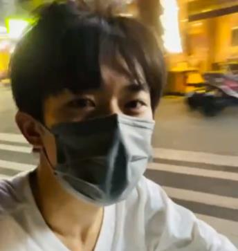 易烊千玺晚上骑玩具车在街上转悠,易烊千玺高考时间是哪一年 易烊千玺晚上骑玩具车在街上转悠,易烊千玺高考时间是哪一年