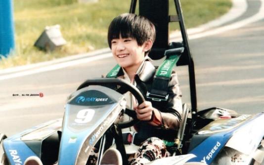 易烊千玺晚上骑玩具车在街上转悠,易烊千玺高考时间是哪一年 易烊千玺晚上骑玩具车在街上转悠,易烊千玺高考时间是哪一年