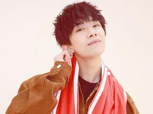 易烊千玺晚上骑玩具车在街上转悠,易烊千玺高考时间是哪一年 易烊千玺晚上骑玩具车在街上转悠,易烊千玺高考时间是哪一年