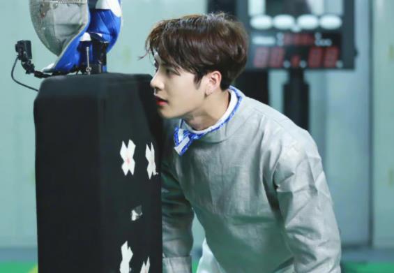 王嘉尔恭喜张家朗夺冠,王嘉尔身高到底多少及资料 王嘉尔恭喜张家朗夺冠,王嘉尔身高到底多少及资料