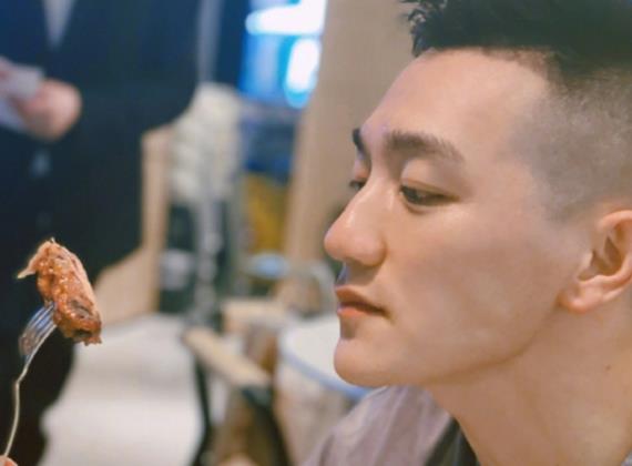 张馨予晒何捷侧脸照,张馨予和何捷是什么时候结婚的