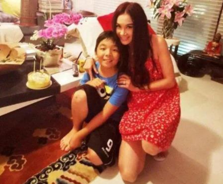 温碧霞儿子照片曝光,温碧霞现在多大岁及资料 温碧霞儿子照片曝光,温碧霞现在多大岁及资料