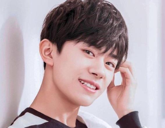 易烊千玺谈过女朋友吗,易烊千玺年龄到底多大及资料