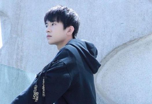 易烊千玺谈过女朋友吗,易烊千玺年龄到底多大及资料