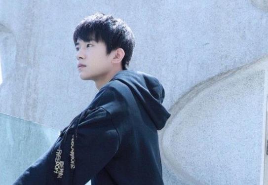 易烊千玺到底有没有女朋友呢,易烊千玺算几线明星