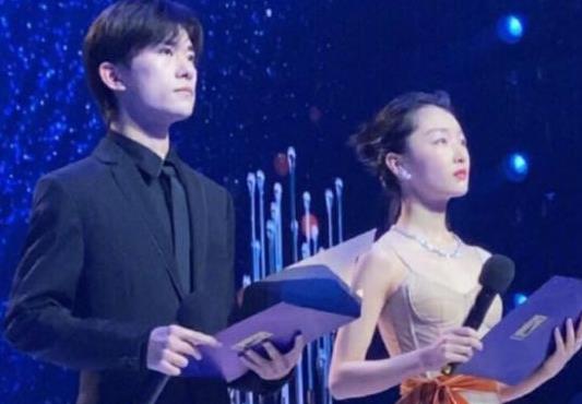 易烊千玺周冬雨肯定有事,易烊千玺真名叫什么名字