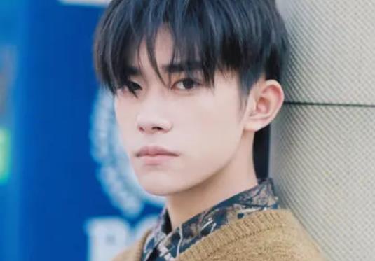 易烊千玺的女朋友叫什么名字,易烊千玺的原名叫什么名字