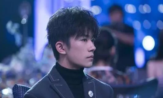 易烊千玺的女朋友叫什么名字,易烊千玺的原名叫什么名字