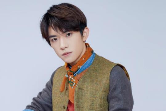 易烊千玺和谁在一起了,易烊千玺多高了2021