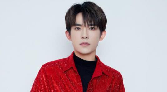 易烊千玺和谁在一起了,易烊千玺多高了2021