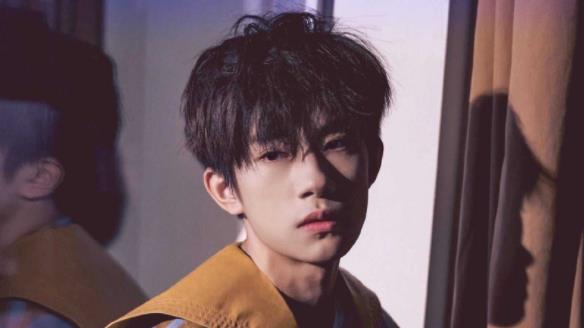 易烊千玺和谁在一起了,易烊千玺多高了2021