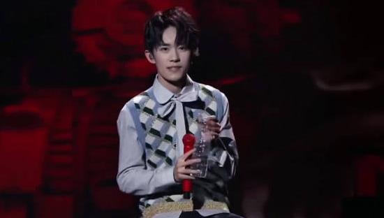 网曝易烊千玺恋爱了,易烊千玺真的有女朋友吗 网曝易烊千玺恋爱了,易烊千玺真的有女朋友吗