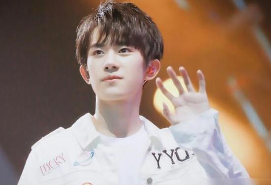 易烊千玺和肖战谁更帅,易烊千玺姓什么叫什么