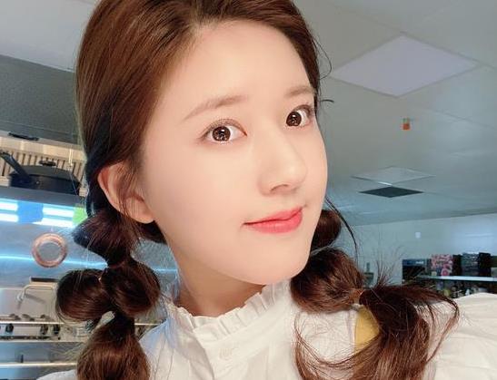 赵露思初中是怎么火的,赵露思是左撇子吗