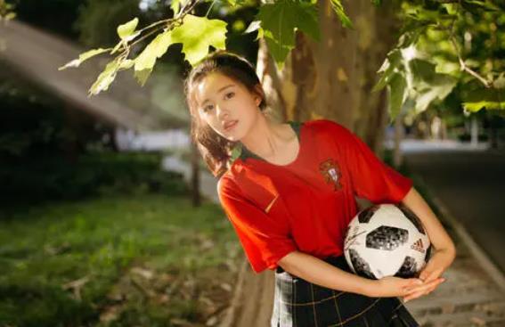 赵露思才20岁就大学毕业了,赵露思大学读了几年