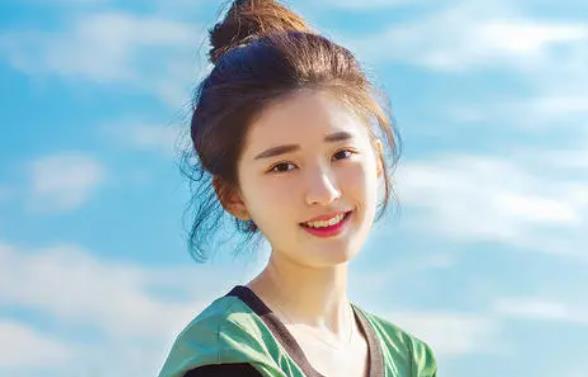 赵露思才20岁就大学毕业了,赵露思大学读了几年