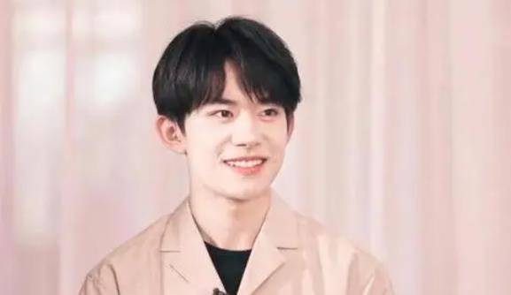 易烊千玺素颜怎么样,易烊千玺素颜很一般吗