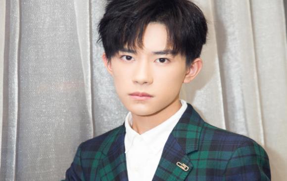 易烊千玺素颜怎么样,易烊千玺素颜很一般吗