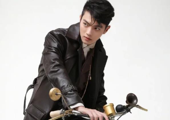 许凯为什么长这么帅,许凯割过双眼皮吗