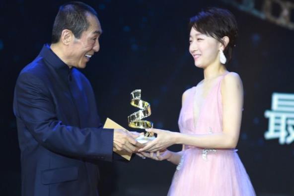 周冬雨当年怎么被张艺谋看上的,周冬雨的成名电影 周冬雨当年怎么被张艺谋看上的,周冬雨的成名电影