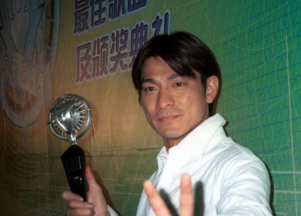 刘德华为什么火这么多年,刘德华为什么叫刘三首