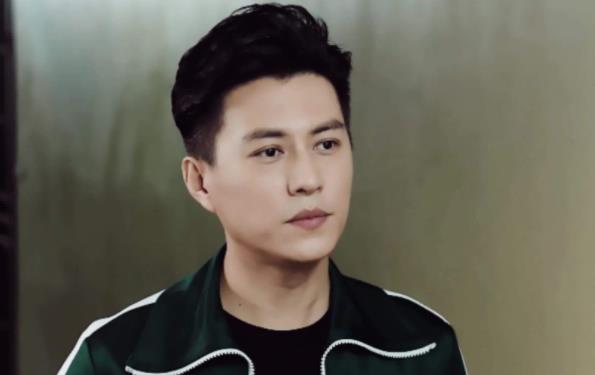 靳东为什么突然不火了,靳东为什么拄拐杖