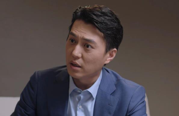 靳东为什么突然不火了,靳东为什么拄拐杖