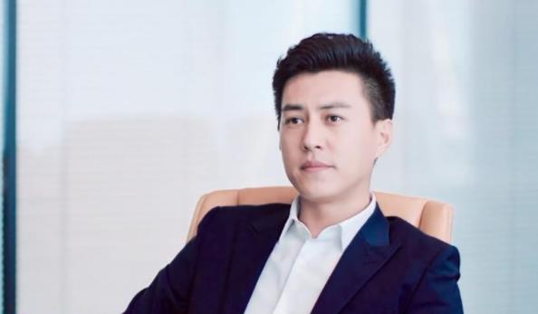 靳东为什么突然不火了,靳东为什么拄拐杖