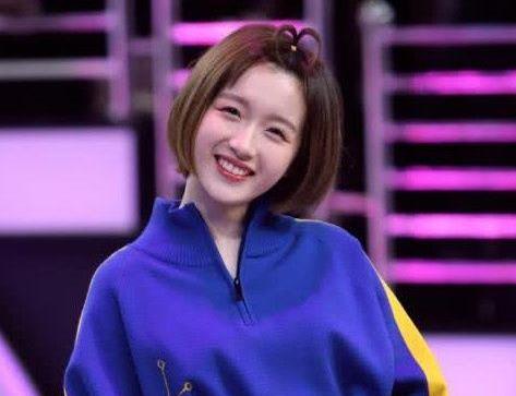 李浩菲付伟伦街头拥吻疑似新恋情，李浩菲为什么不在快乐大本营了