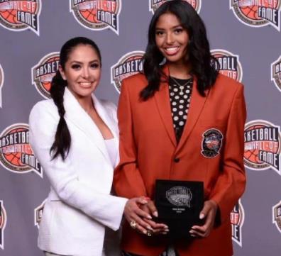 科比大女儿替科比穿上名人堂夹克,科比大女儿身高有多少 科比大女儿替科比穿上名人堂夹克,科比大女儿身高有多少