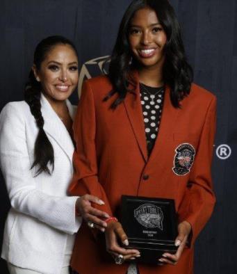 科比大女儿替科比穿上名人堂夹克,科比大女儿身高有多少 科比大女儿替科比穿上名人堂夹克,科比大女儿身高有多少