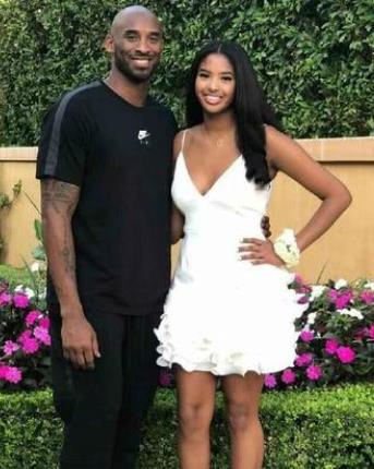 科比大女儿替科比穿上名人堂夹克,科比大女儿身高有多少 科比大女儿替科比穿上名人堂夹克,科比大女儿身高有多少