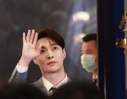 张艺兴拿到拖拉机驾照 张艺兴向往的生活是常驻嘉宾吗 张艺兴拿到拖拉机驾照 张艺兴向往的生活是常驻嘉宾吗