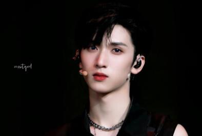 严浩翔为什么叫展逸文 严浩翔家里到底有多有钱