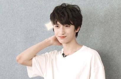 严浩翔为什么叫展逸文 严浩翔家里到底有多有钱