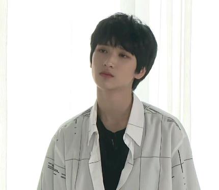 严浩翔为什么叫展逸文 严浩翔家里到底有多有钱