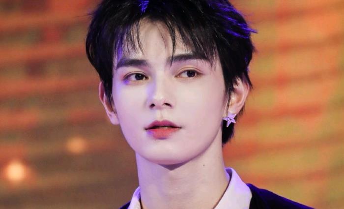 何昶希和郭敬明啥关系 何昶希是哪家公司的 何昶希和郭敬明啥关系 何昶希是哪家公司的