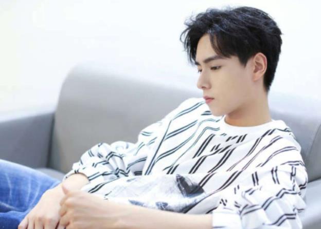 胡一天人设崩塌事件,胡一天遛鸟事件是怎么回事