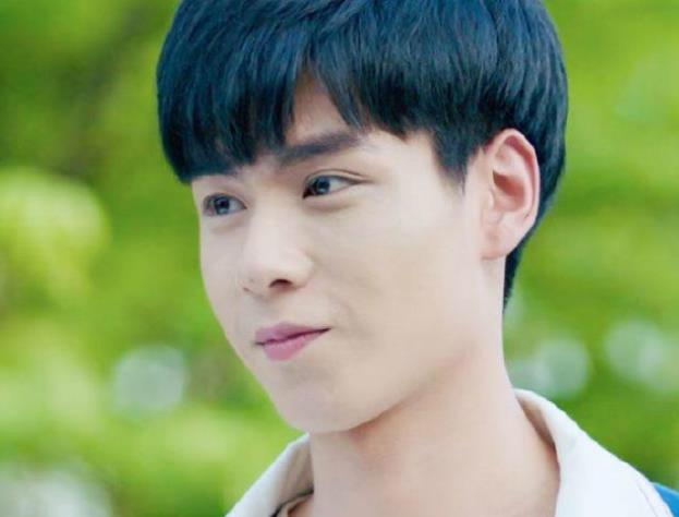 胡一天人设崩塌事件,胡一天遛鸟事件是怎么回事